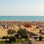 Welcoming Flat Just Steps From The Sea *