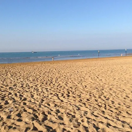 Welcoming Flat Just Steps From The Sea *