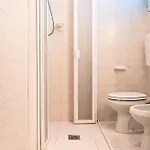 Апартаменти Welcoming Flat Just Steps From The Sea