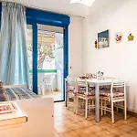 Welcoming Flat Just Steps From The Sea