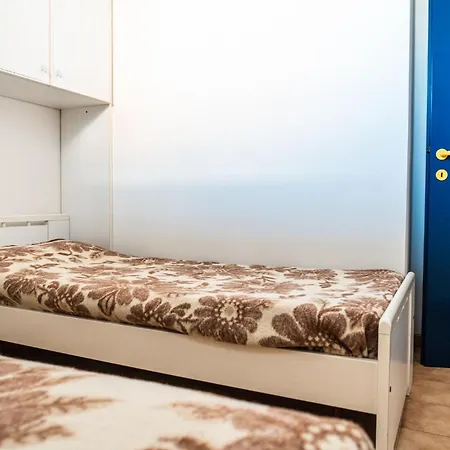 Welcoming Flat Just Steps From The Sea