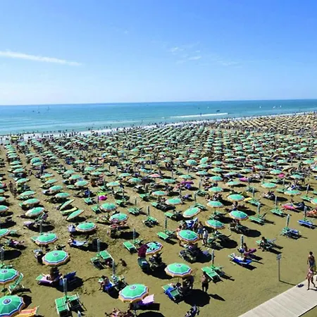 Апартаменти Welcoming Flat Just Steps From The Sea *
