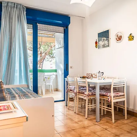 Welcoming Flat Just Steps From The Sea