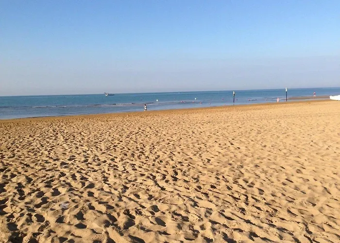 Welcoming Flat Just Steps From The Sea *